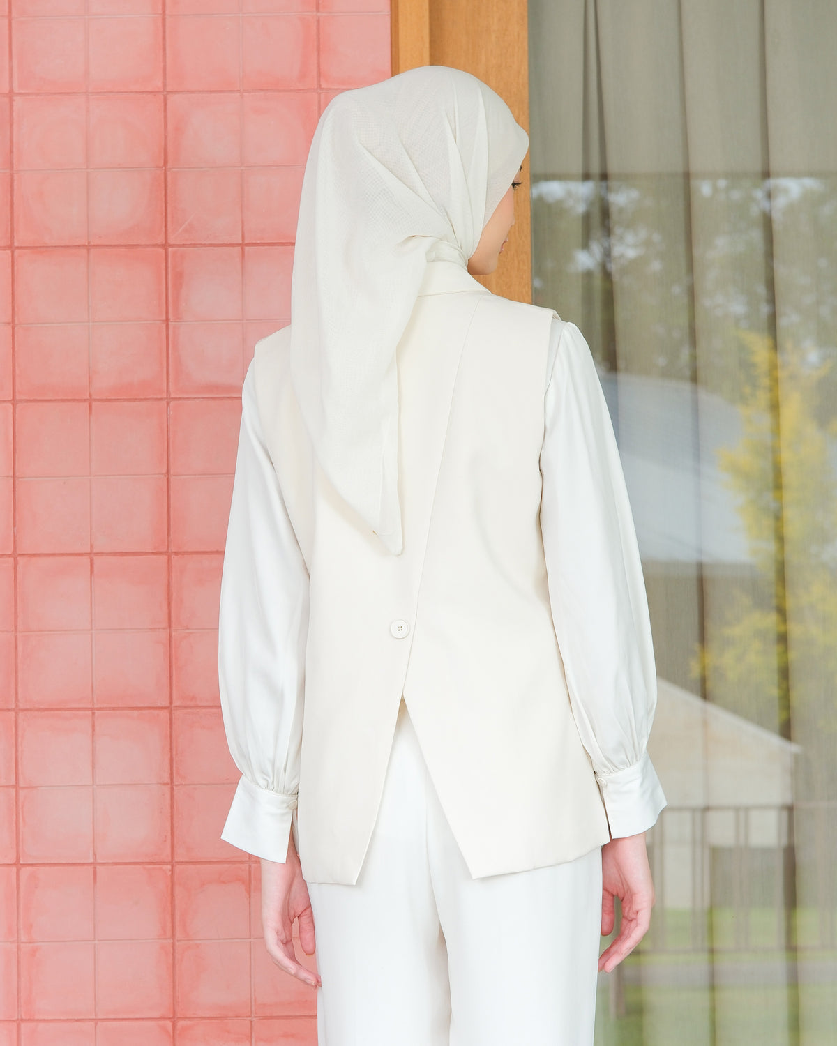 VELA VEST