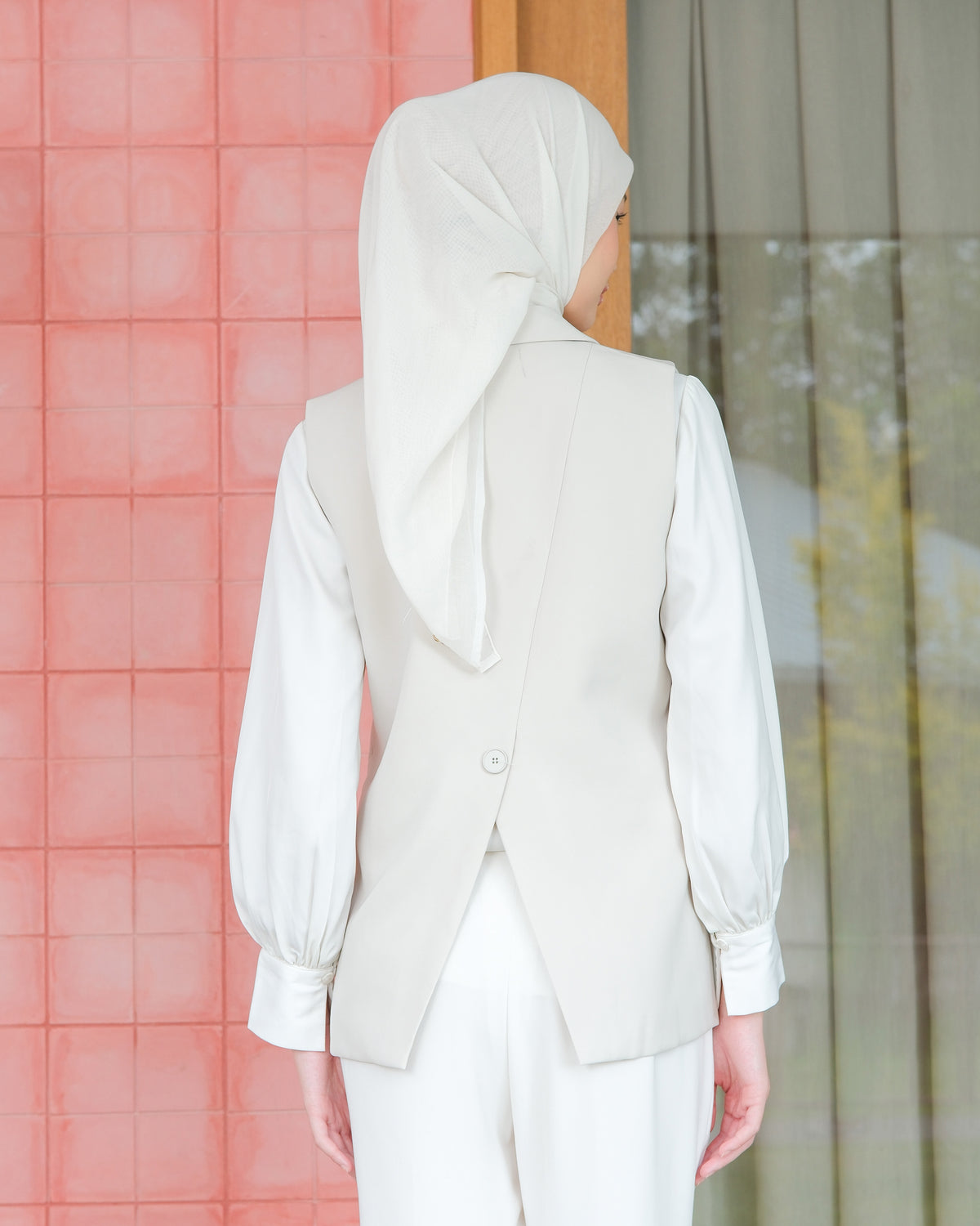 VELA VEST